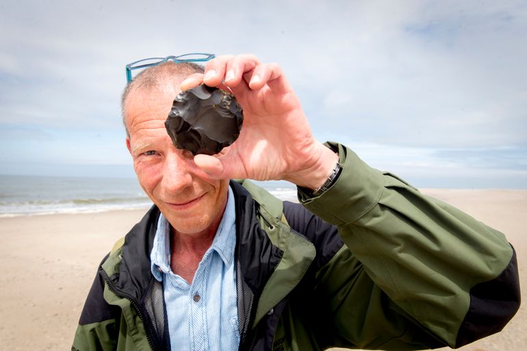 Walter Langendoen met een werktuig van een neanderthaler