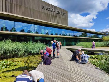 Burgerwetenschappers voor het gebouw van het Nederlands Instituut voor Ecologie