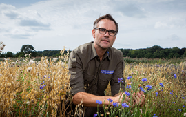 Huisinga Fotografie Ecoloog in akkerveld Haarzuilens