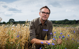 Ecoloog in akkerveld Haarzuilens