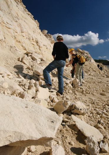 Kalksteengroeve bij Maastricht, tijdens een excursie op zoek naar fossielen