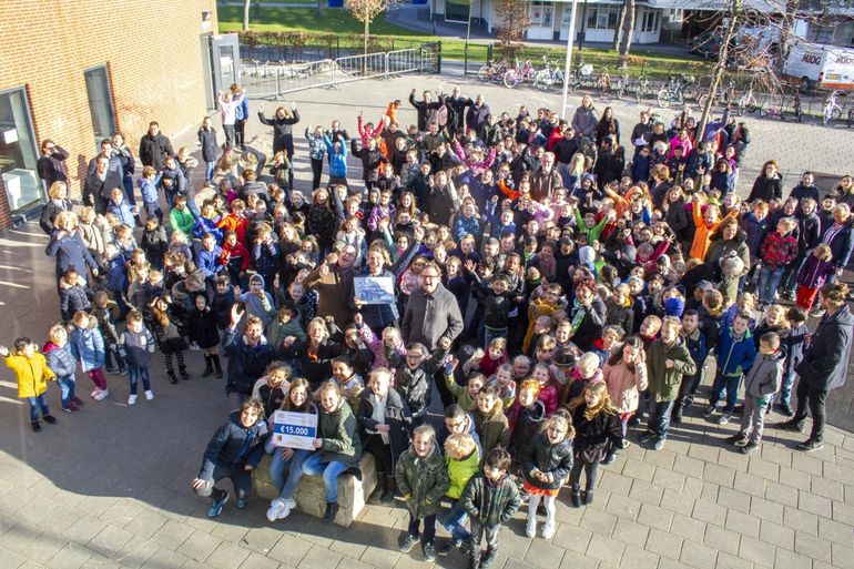 De leerlingenraad van openbaar kindcentrum De Westhoek in Maassluis ontvangt een voucher van €15.000 vanuit het Themafonds Groenblauwe Schoolpleinen