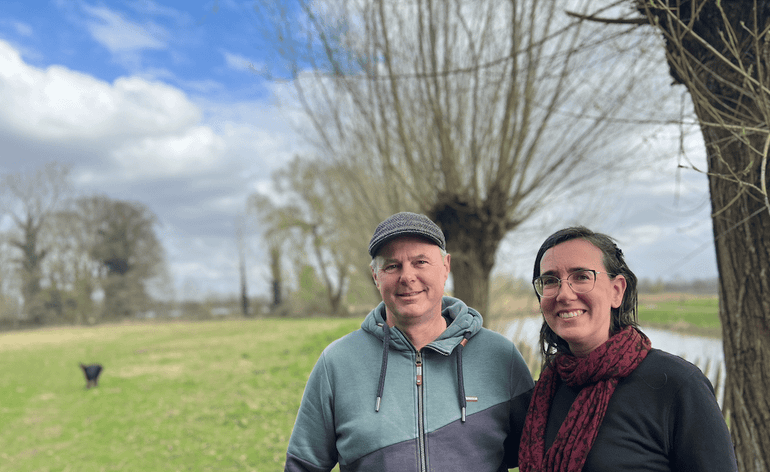 Dirk en Mariëlle Evers bij de wilgen langs de Mark, die straks ook meer ruimte krijgt in het natuurgebied