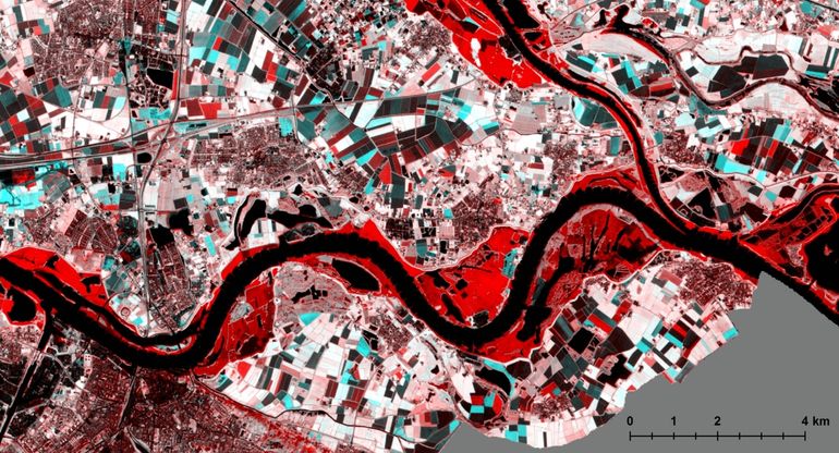 Close-up van het gecombineerde beeld van een satellietfoto met een normale rivierstand en de satellietfoto van 8 januari. De rode gebieden langs de rivieren zijn overstroomd