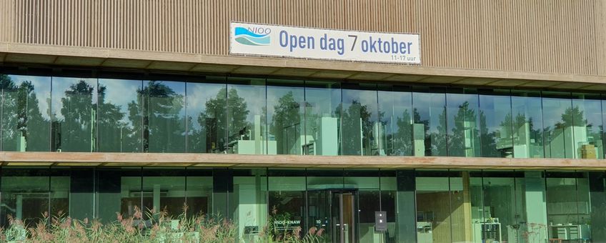 NIOO gebouw met open dag banner