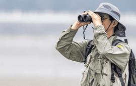 Hanming Tu He-Bo Peng is observing the birds