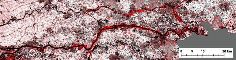 Gecombineerd beeld van een satellietfoto met een normale rivierstand en de satellietfoto van 8 januari. De rode gebieden langs de rivieren zijn overstroomd
