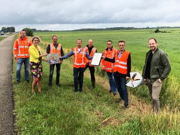 Medewerkers van De Heer land en water, de provincie Gelderland en MPS-ECAS bij de overhandiging van de oorkonde