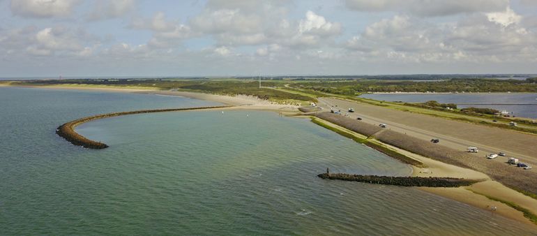 Schuilhaven aan de Noordzeezijde van de Brouwersdam. Links de Blokkendam waar de Wasroos is waargenomen