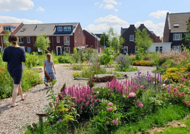Groene woonwijk met bewoners
