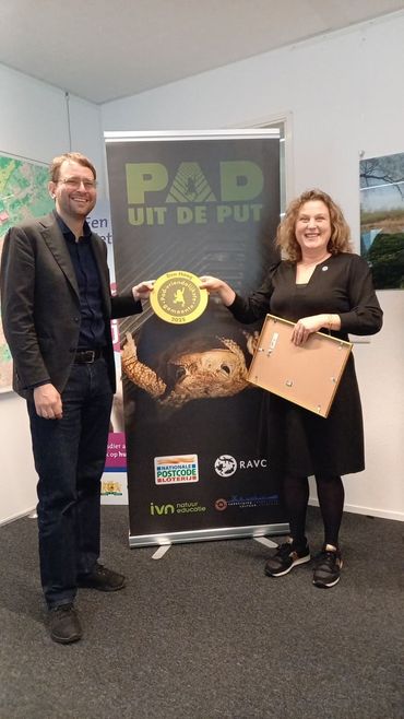 Karin Akkers van RAVON reikt de prijs uit aan wethouder Robert Barker van Den Haag