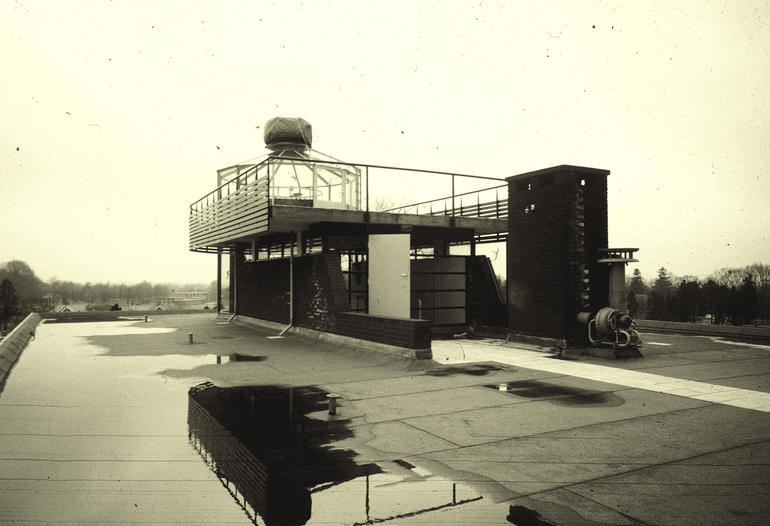 Op het dak van het gebouw van het IOO in Arnhem verscheen in 1964 een merkwaardige constructie voor onderzoek naar het oriëntatievermogen van vogels. In een zogenaamde ‘kramerkooi’ werden proeven met roodborsten en kokmeeuwen uitgevoerd waarbij het zicht op zon, maan en sterren kon worden aangepast, terwijl de voorkeursrichting van de vogels werd bepaald