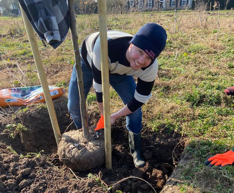Niels Kruize werkt het liefst elk weekend in de natuur, zoals hier om een nieuw park in Beuningen aan te leggen
