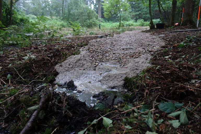 De beekbodem is verondiept met zand en grind