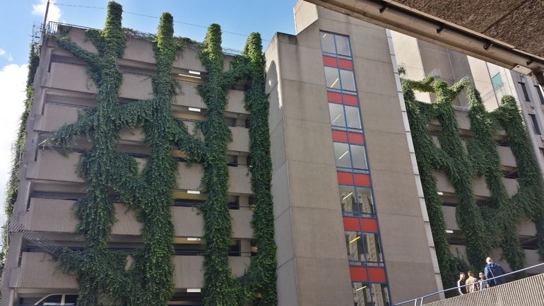 Parkeergarage bekleed met klimop