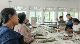Miguel Fernandez Voortman (tweede van rechts) met deelnemers aan workshop ‘varens zaaien’ op universiteit van Peradeniya in Sri Lanka.