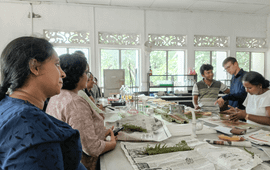 Miguel Fernandez Voortman (tweede van rechts) met deelnemers aan workshop ‘varens zaaien’ op universiteit van Peradeniya in Sri Lanka.