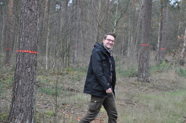 Dennis Lindenbergh bij gemarkeerde bomen die zijn geweken voor de realisatie van een brandgang. Een brandgang heeft een vertragende werking op een eventuele brand