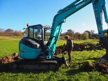 Drainagebuizen opgraven in bedrijf