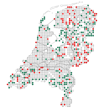 Veranderingskaart van de gierzwaluw. Per atlasblok is aangegeven of de Gierzwaluw als broedvogel is verschenen (groen), verdwenen (rood) of gebleven (grijs) tussen de landdekkende inventarisatieperioden 1973-77 en 2013-15