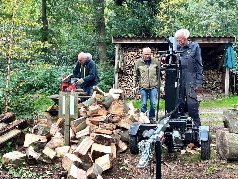 De hechte groep vrijwilligers aan het werk op landgoed de Kalenberg