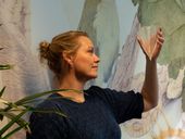 Katja Peijnenburg met een 3D-model van het slakkenhuis van Clio recurva