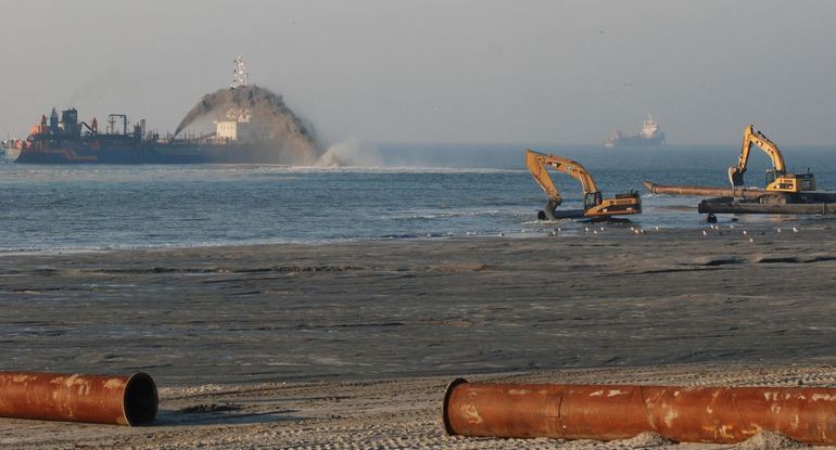 Bij suppleties wordt vaak zand op het strand gespoten (voorgrond). Maar ook wordt zand vaak in de vooroever gebracht (achtergrond). De suppleties hebben tijdelijk een grote invloed op het onderwaterleven in de nabije kustzone van de Noordzee