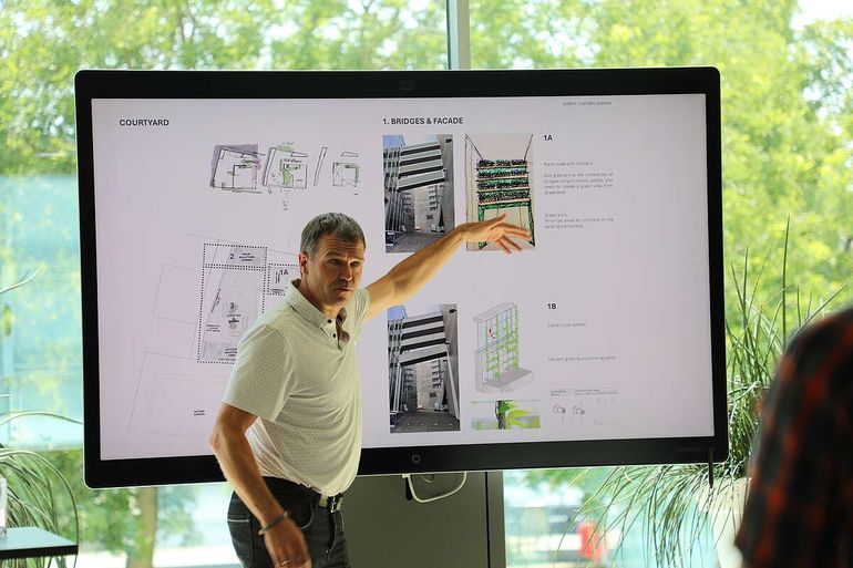 Nico Tillie presenteert plannen voor natuurinclusief ontwerp bij de Nederlandse ambassade in Berlijn tijdens de Langer Tag der Stadtnatur 2025