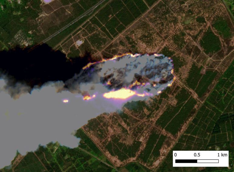 Sentinel-2-satellietbeeld op 25 april 2026 van 12.50 uur, met daarop de natuurbrand die in volle omvang woedt. Het is een RGB-satellietfoto, met daaroverheen een SWIR-beeld geprojecteerd, dat de daadwerkelijke brandhaarden goed weergeeft