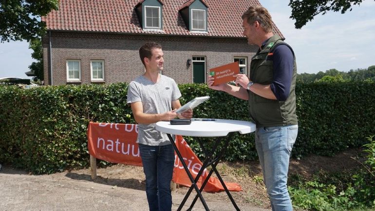 Dirk Tegenbosch en Freek Rebel, hoofd Staatsbosbeheer Noord-Brabant, ondertekenen NIL-overeenkomst