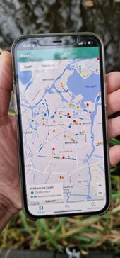 De kaart met de gekleurde stipjes laat zien hoe oevers erbij liggen