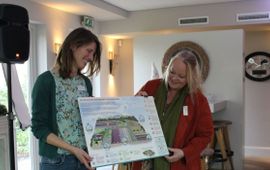 Sandra Warmerdam Poster aangeboden door Cassandra van Altena aan Hester Maij, voorzitter KAVB