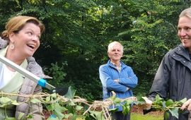 Minister Christianne van der Wal (Natuur en Stikstof) en gedeputeerde Mirjam Sterk (Natuur en Landbouw) geven het startschot voor de verplaatsing van 50.000 bomen