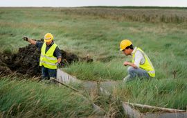De stukken kwelder voor het experiment in de Deltagoot worden uitgegraven; rechts Pim Willemsen.