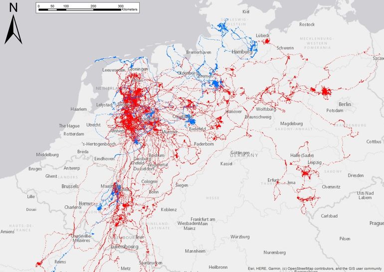 Figuur 1. Bewegingen van Nederlandse rode wouwen in 2020 (2de kalenderjaarvogels rood en 1ste kalenderjaarvogels blauw).