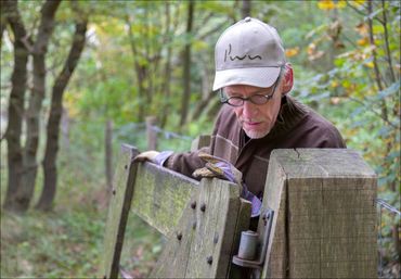 Vrijwilliger PWN (niet Gerrit) repareert een hek