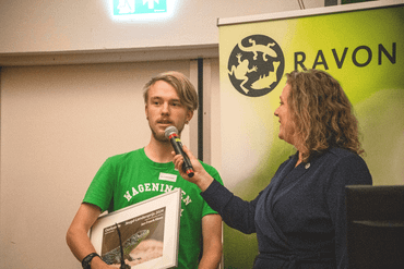 De winnaar van de jeugd Lenders-prijs: Jan-Freerk Kloen met dagvoorzitter Karin Akkers