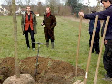 Wethouder van Grootheest (rechts) en 'Iron man' Sander Turnhout (links) bij de nieuwe iep