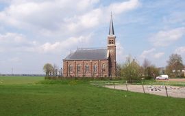 Bouwe Brouwer Kerk te Warstiens, Friesland. Op de achtergrond is de oprukkende stad Leeuwarden te zien