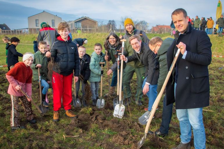 Schoppen klaar en boomplanten maar! Bosaanplant in De Uitwaayer op Voorne-Putten