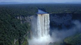 Kaieteurwaterval vanuit vliegtuig