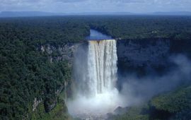 Kaieteurwaterval vanuit vliegtuig