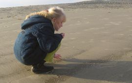 Inge van lente nieuwgsierig zijn en goed kijken; in fijn aanspoelsel zitten de mooiste dingen