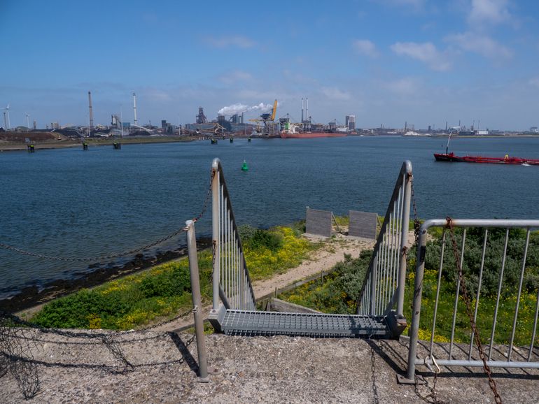 Het Forteiland is sinds 1928 een eiland en ligt midden in de monding van het Noorzeekanaal