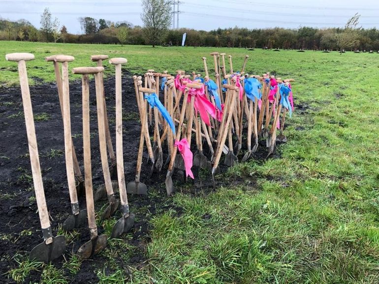 Familieleden planten tijdens de jaarlijkse boomplantdag in november bomen ter herinnering aan hun pasgeboren of overleden kinderen