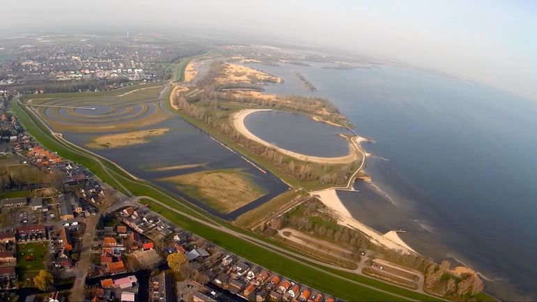 Luchtfoto van de gehele Achteroever in de Koopmanspolder bij Andijk