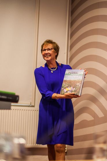 Gedeputeerde Carla Schönknecht met het eerste exemplaar van de Flora Zeelandica