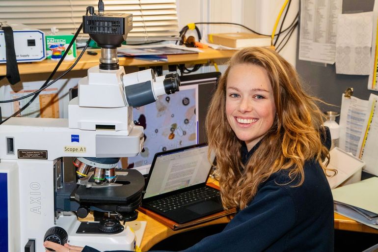 Mei Nelissen at work during expedition IODP X400 in 2023 in de Baffin Bay on RV Joides Resolution