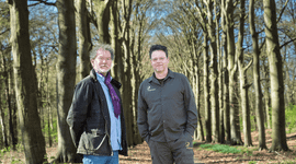 H.J. van der Tak en Martijn Bergen bij de historische beuken op landgoed Hydepark