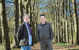 H.J. van der Tak en Martijn Bergen bij de historische beuken op landgoed Hydepark